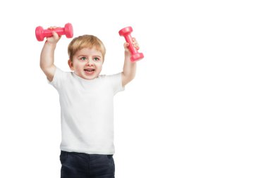 beyaz zemin üzerine pembe dumbbells ile mutlu 2 yıllık çocuk portresi.