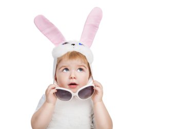 bunny tavşan kostüm ve güneş gözlüğü takan çocuk. dudaklarından öp. Stüdyo gri arka vurdu. 2 yıl Beyaz Paskalya tavşanı