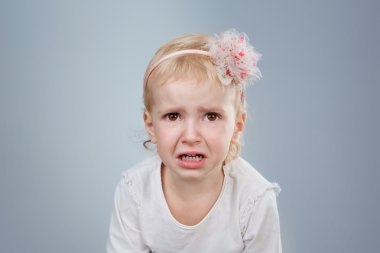 küçük bir çocuk ağlıyor