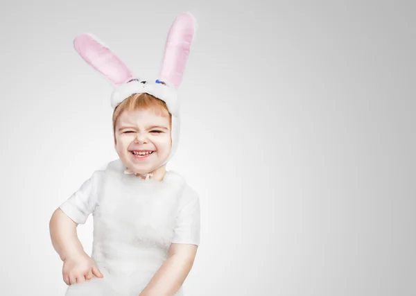 Bonito menino criança usando um traje de coelho coelho.Satisfeito coelho astuto. Estúdio filmado fundo cinza. Coelho de Páscoa branco de 2 anos — Fotografia de Stock