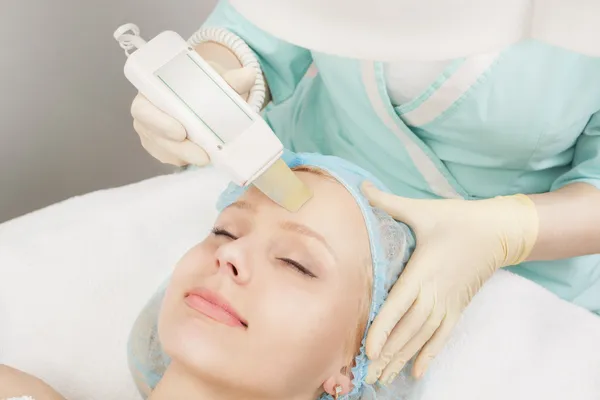 cilt temizliği profesyonel kız bir güzellik salonu var