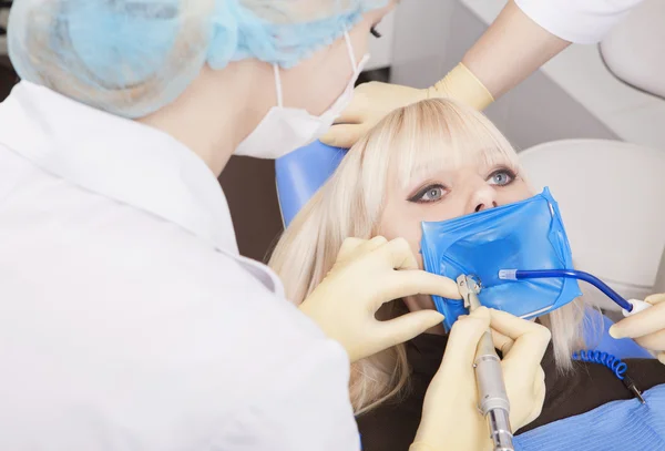Dentista trata caries dental — Foto de Stock