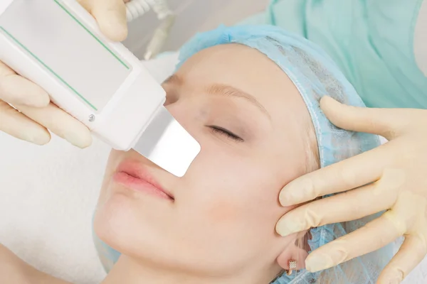 Woman receiving cleansing therapy — Stock Photo, Image