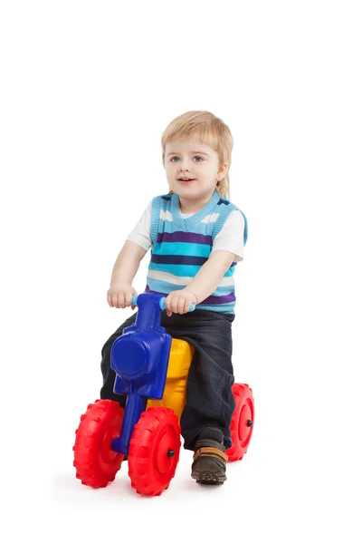 Kleine jongen in de heldere fiets op witte achtergrond — Stockfoto