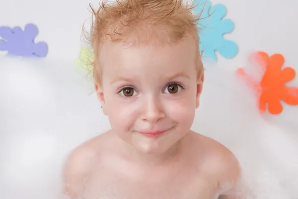 Miúdo no banho. . — Fotografia de Stock