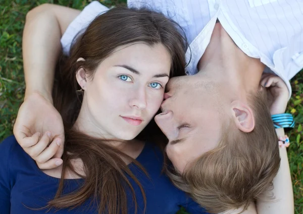 Romântico feliz jovem casal apaixonado relaxante na grama — Fotografia de Stock