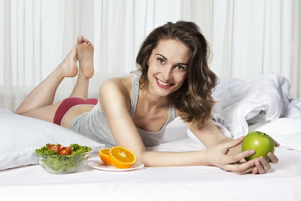 Kvinna äter frukost i sängen. — Stockfoto