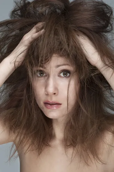 Mujer joven con problemas de cabello refractarios — Foto de Stock