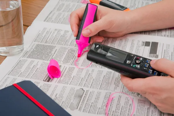 Op zoek naar werk. vrouw is Zoek baan. — Stockfoto