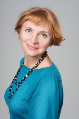 güzel gülümseyen kadın kıdemli stüdyo portre