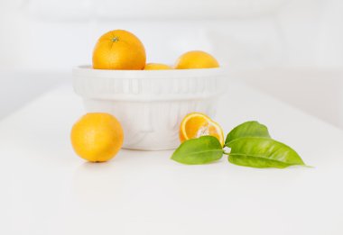 Beyaz bir vazo içinde portakal