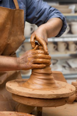 potter, bir toprak küp oluşturma