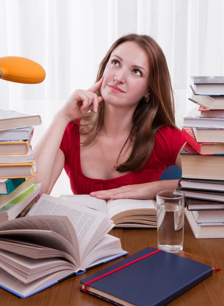 Chica estudiando en casa —  Fotos de Stock