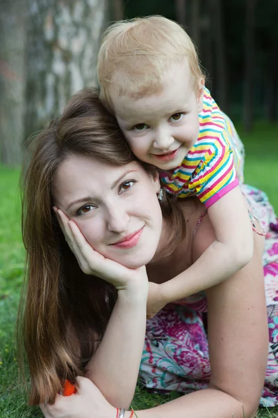 Mother And Daughter playing in the park — Stock Photo, Image