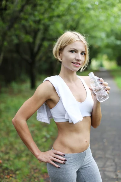 Fitness-Frau trinkt Wasser — Stockfoto