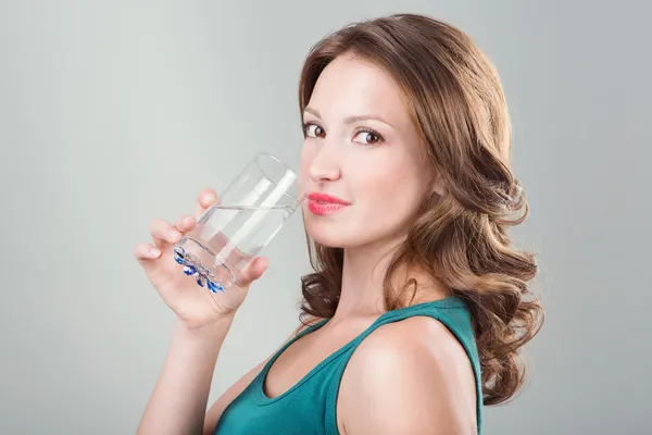 Vrouw die water drinkt — Stockfoto