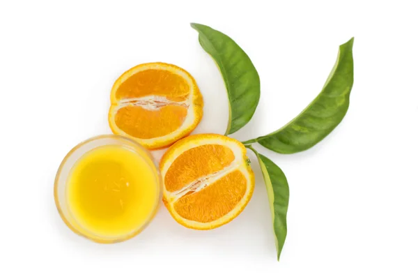 Orange juice with oranges and leaves — Stock Photo, Image