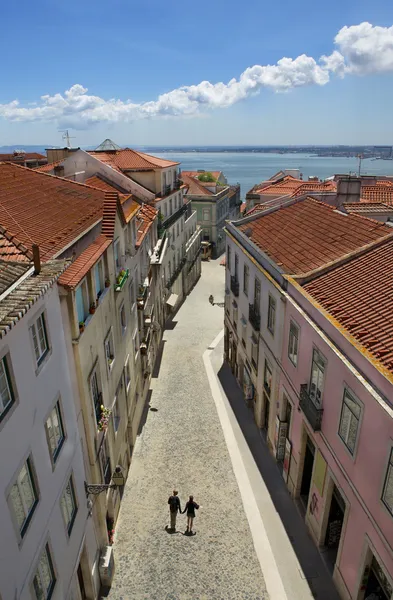 Couple walking on the narrow street of Lisbon — Stock Photo, Image