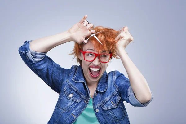 genç kız çığlık atıyor ve saçlarını keser