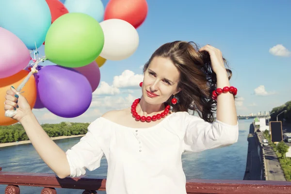Jonge mooie vrouw met ballonnen — Stockfoto