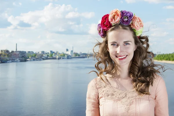 Ukrainian on the Dnieper in Kiev in a wreath of flowers — Stock Photo, Image