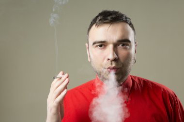 adam sigara zevk ile,