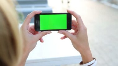 cep telefonu sokak kafede kullanarak. güneşli bir gün