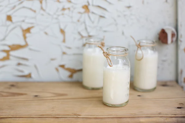 Zwei Milchflaschen — Stockfoto