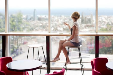 Siesta sonu güzel kokulu cappuccino bir fincan