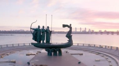 Kyiv, Ukrayna. Kyiv 'in kurucularının anıtı. Hava aracı video görüntüleri. Yumuşak açık pembe gün doğumu. Popüler turizm merkezi.
