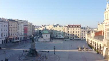  Havadan çekilmiş görüntüler. Krakow Polonya Pazar Meydanı. Eski kasaba. Kamera Adam Mickiewicz Anıtı 'nı meydana taşıyor. Güzel sabah sisi