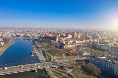 Krakow Polonya 'daki hava manzaralı turistik yerler. Balon ve dönme dolap. İlkbahar sisinde Panorama 'dan. Yukarıdan görünüm