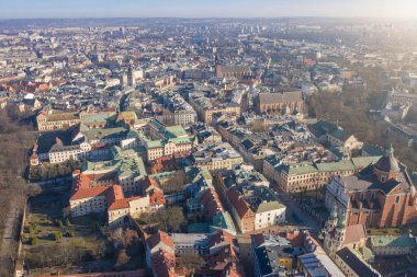 Aeriel manzaralı Krakow Polonya çatıları. Sabah seferi. Wawel Kalesi 'nin eski şehir manzarası. 
