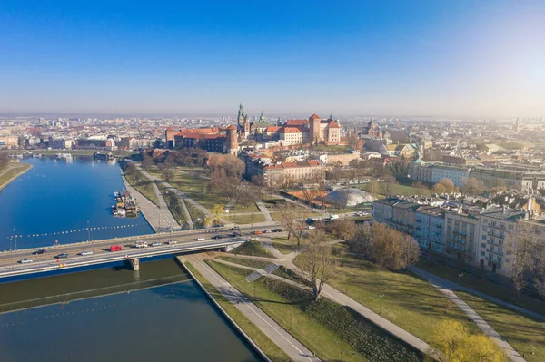 Krakow Polonya 'daki hava manzaralı turistik yerler. Balon ve dönme dolap. İlkbahar sisinde Panorama 'dan. Yukarıdan görünüm