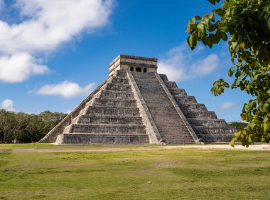 Meksika, Yucatn 'daki Chichen Itza Tapınağı. Güneşli hava mükemmel mavi gökyüzü. Chichen Itza, Maya 'nın en büyük şehirlerinden biriydi. Popüler Turist Çekim Merkezi