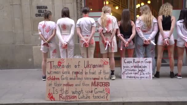 2022年4月28日 西班牙巴塞罗那 德鲁西亚乌克兰活动分子抗议在乌克兰战争期间强奸妇女和儿童 血肉之躯的女孩被绑在一起 模仿暴力行为的受害者 — 图库视频影像