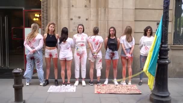 2022年4月28日 西班牙巴塞罗那 德鲁西亚乌克兰活动分子抗议在乌克兰战争期间强奸妇女和儿童 血肉之躯的女孩被绑在一起 模仿暴力行为的受害者 — 图库视频影像