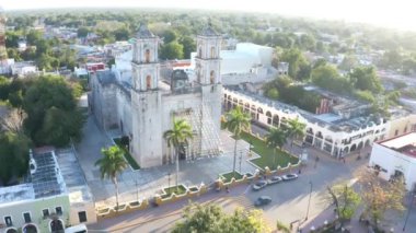 Valladolid Meksika 'daki Iglesia De San Servacio Katedrali' nde akşam yemeği. Kamera sol taraftan yaklaşıyor. Hava görüntüsü arka plan ışığı sinset 