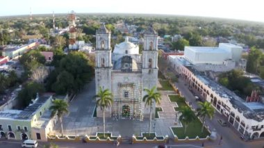 Valladolid Mexico 'daki Iglesia De San Servacio Katedrali şehir meydanının aşağısında. Simetrik hava görüntüsü, kamera kuleler arasındaki katedrale yakınlaşıyor. Valladolid Meksika 