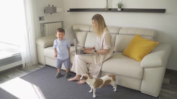 Niño Jugando Con Portátil Pulsando Tecla Bord Escribiendo Mamá Sostiene — Vídeos de Stock