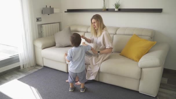 Jeune Mère Essaie Travailler Avec Ordinateur Petit Fils Interfère Ferme — Video