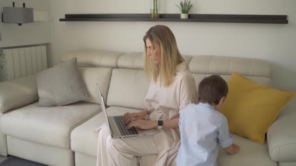 Mujer Rubia Madre Joven Trabajando Criando Hijos Sentado Sofá Sala — Vídeos de Stock