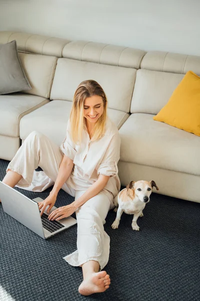 Mujer Rubia Hermosa Usando Ordenador Portátil Trabajar Desde Casa Estudiar —  Fotos de Stock