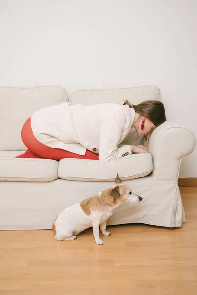 Frustriertes Mädchen Roten Strumpfhosen Das Sich Auf Der Couch Zusammengerollt — Stockfoto