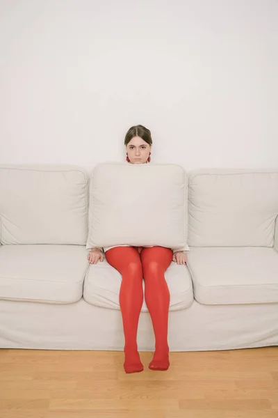 Menina Bonita Está Sentada Sofá Coberto Com Travesseiro Retrato Criativo — Fotografia de Stock