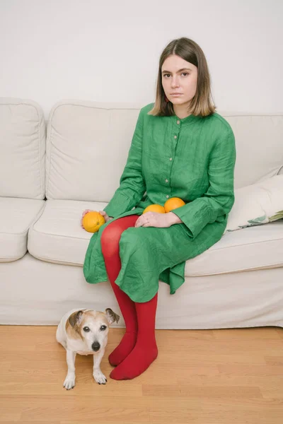 Grön Klänning Och Röda Strumpbyxor Kreativ Sammansättning Färgkontraster Likgiltighet Hund — Stockfoto
