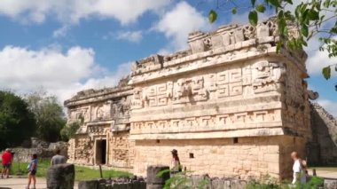 Chichen Itza Tinm Belediyesi, Yucatn Eyaleti, Meksika. Kukulcn kültür tapınağında birçok maskeli video görüntüleri var.. 