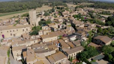 İspanya 'da tatil. Peratallada, İspanya 'nın Katalonya eyaletinde yer alan bir şehirdir. Yukarıdan yukarıdan hava görüntüsü
