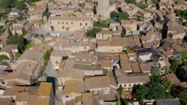 Peratallada, İspanya 'nın Katalonya eyaletinde yer alan bir şehirdir. Yukarıdan yukarıdan hava görüntüsü
