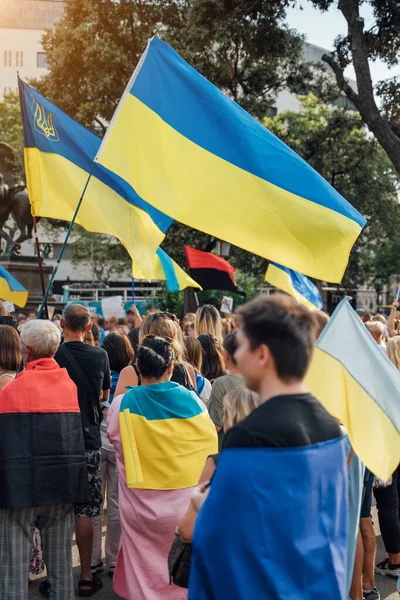 Mensen Straat Bedekt Met Oekraïense Gele Blauwe Vlaggen Vreedzame Protestactivist — Stockfoto